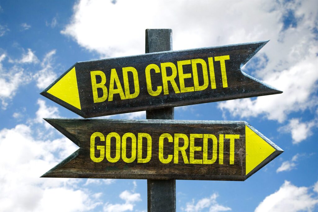 Signpost pointing to good credit and bad credit
